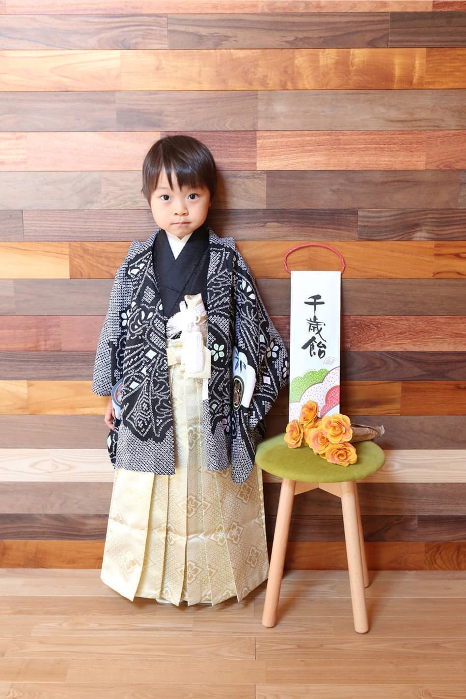 千歳飴と袴を着る5歳男子