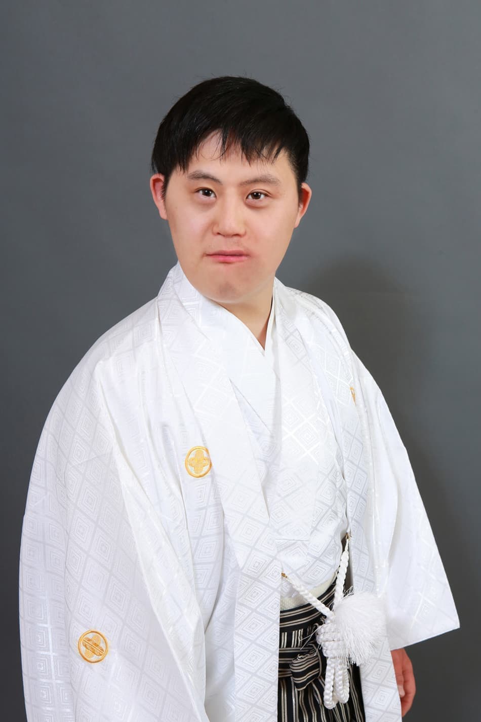 白い袴を着る二十歳の男子