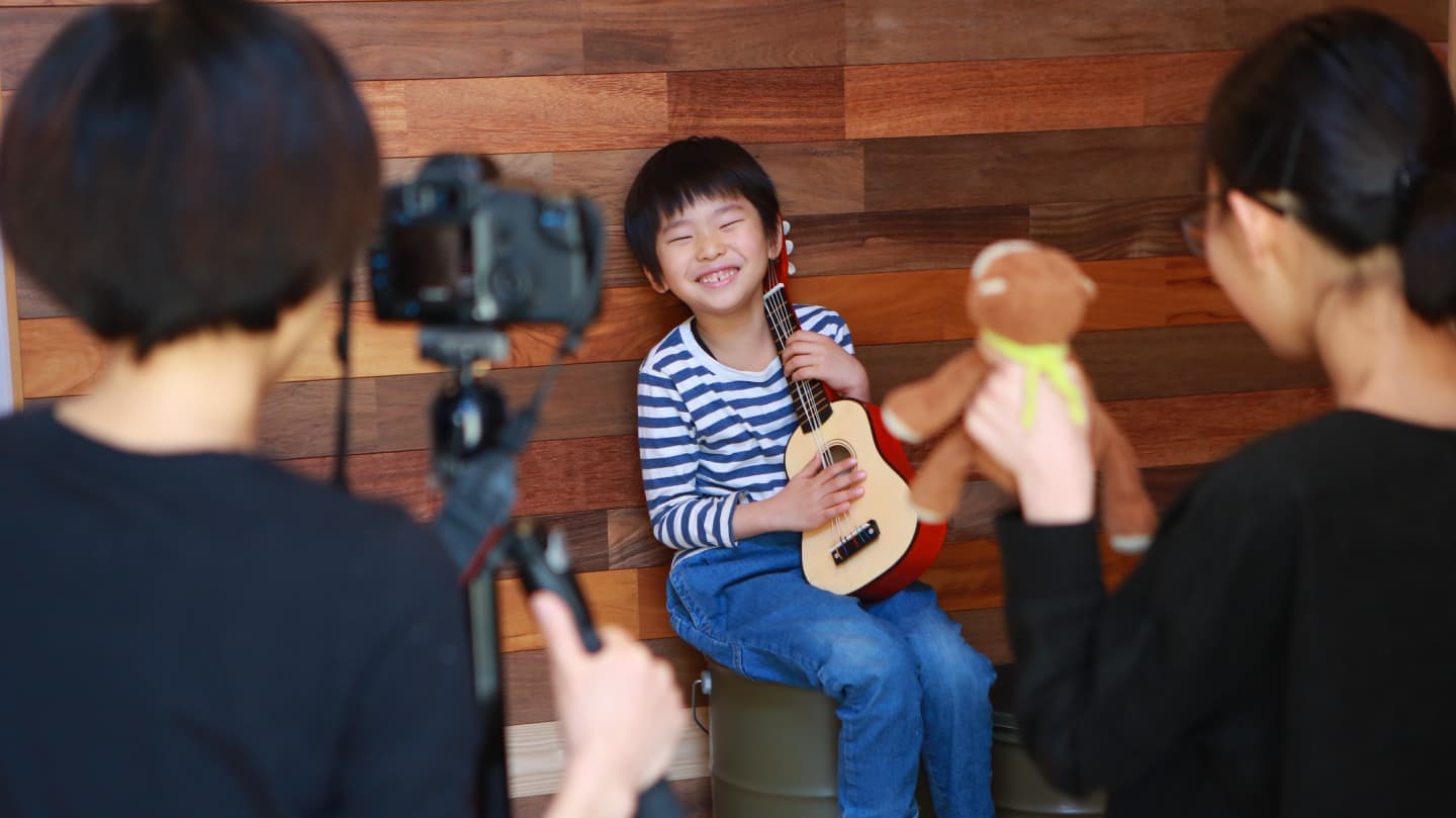 子供をあやすカメラマン